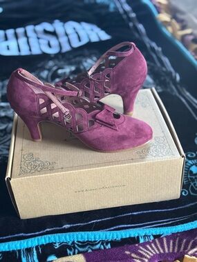 Jessie Vintage Pumps (Wine Suede) Vintage-Inspired Suede Heels in Burgundy